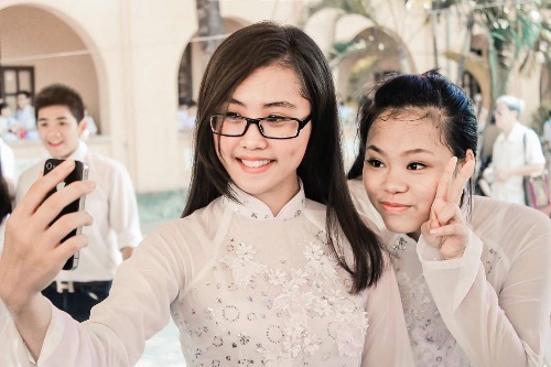 Cẩm Nhung (bên trái) tại dáng xì tin trước ống kính với bạn