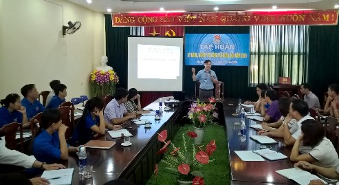 Giảng viên học viên Thanh thiếu niên Việt Nam hướng dẫn kỹ năng thiết kế các hoạt động Đoàn, Hội tại Hội nghị tập huấn.