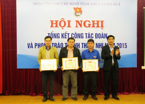 Đồng chí Nguyễn Chí Tài – Bí thư Tỉnh Đoàn tặng Bằng khen cho các đơn vị đạt thành tích xuất sắc trong việc triển khai thực hiện các phong trào, công trình thanh niên năm 2015