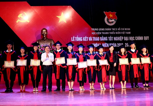 Đồng chí Nguyễn Anh Tuấn - Bí thư BCH Trung ương Đoàn trao bằng khen cho các sinh viên xuất sắc