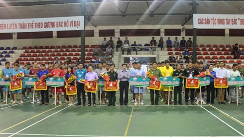  Đồng chí Nguyễn Văn Chương, Tỉnh ủy viên, Phó Chủ tịch UBND tỉnh cùng đại ban tổ chức giải trao hoa và cờ lưu niệm cho các đội tham gia giải