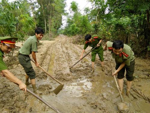 Đoàn viên Đoàn thanh niên Công an huyện Vĩnh Linh ra quân nạo vét bùn đất tại tuyến đường trên địa bàn xã Vĩnh Long