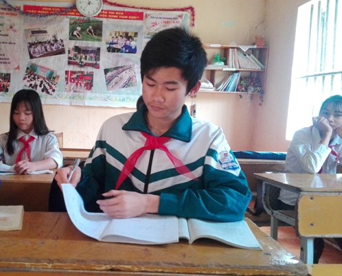 Bạn Lê Minh Vương đang ngồi học bài cùng các bạn trong lớp