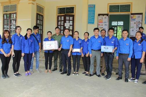 Bí thư Trung ương Đoàn Nguyễn Anh Tuấn trao tặng quà cho đội thanh niên tình nguyện