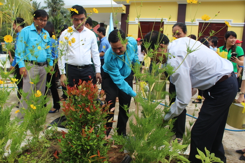  trồng cây xanh tại khu tưởng niệm Anh hùng liệt sỹ Trần Văn Ơn
