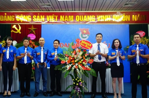 Đồng chí Nguyễn Đức Tiến, Phó Bí thư Thành đoàn Hà Nội tặng hoa chúc mừng Đại hội 