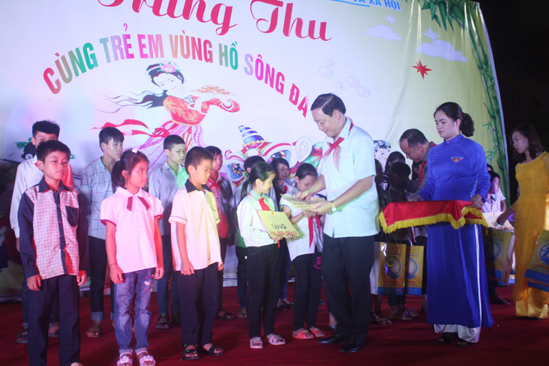 Đồng chí Bùi Văn Cửu - Phó Chủ tịch UBND tỉnh tặng quà cho các em thiếu nhi