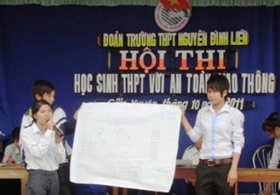 Các bạn học sinh tham gia tuyên truyền ATGT