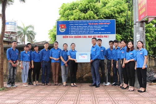 Đồng chí Thân Trung Kiên – Phó Bí thư Tỉnh đoàn tặng quà đội thanh niên tình nguyện xung kích bảo vệ môi trường thị trấn Vôi, huyện Lạng Giang. 