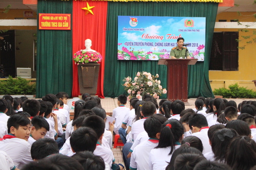 Báo cáo viên công an tỉnh  tuyên truyền phòng chống xâm hại trể rem tại trường THCS Gia Cẩm – Việt Trì – Phú Thọ