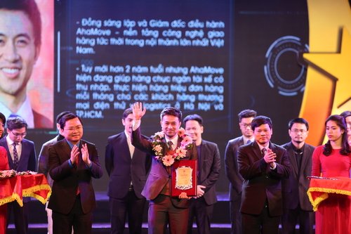 Đồng chí Ngô Thị Thanh Hằng, UVBCH Trung ương Đảng, Phó Bí thư Thường trực Thành ủy Hà Nội trao thưởng cho các Gương mặt trẻ tiêu biểu Thủ đô