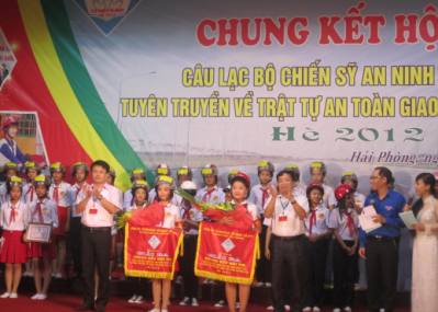 Ban Tổ chức trao giải cho Đội tuyển CLB Chiến sỹ ANNT huyện Kiến Thụy
