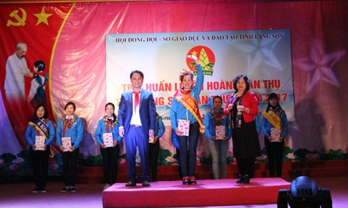 Các đồng chí lãnh đạo trao danh hiệu Thủ khoa cho đồng chí Hoàng Hoài Thương - Giáo viên Tổng phụ trách Đội trường Tiểu học thị trấn Na Sầm, huyện Văn Lãng