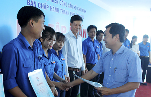  Đồng chí Trần Hải Long, Phó Bí thư Thành Đoàn trao giấy chứng nhận cho các học viên