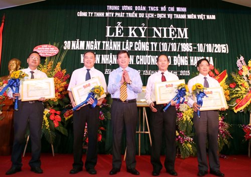 Đồng chí Nguyễn Long Hải- Bí thư BCH Trung ương Đoàn trao bằng khen cho các cán bộ, công nhân viên chức có thành tích xuất sắc trong công tác
