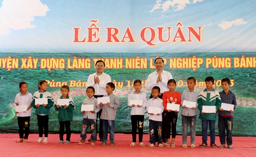 Đồng chí Nguyễn Anh Tuấn- Bí thư BCH Trung ương Đoàn trao học bổng Vừ A Dính cho các em học sinh nhân dịp năm học mới