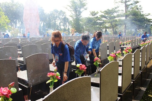 Đoàn viên thanh niên thắp nến tri ân tại mộ Liệt sĩ nghĩa trang tỉnh Kon Tum