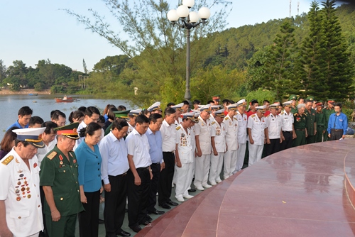  Đoàn đại biểu dâng hương, dâng hoa tại Bến tàu không số K15 (quận Đồ Sơn)