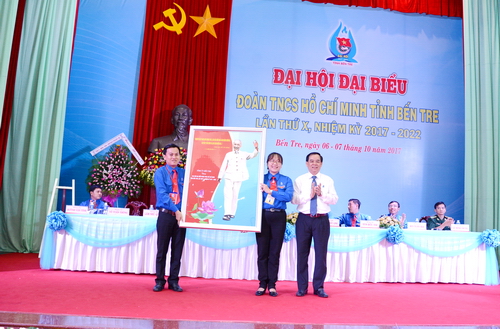 Đồng chí Trần Ngọc Tam - Phó Bí thư Tỉnh ủy tặng quà chúc mừng Đại hội