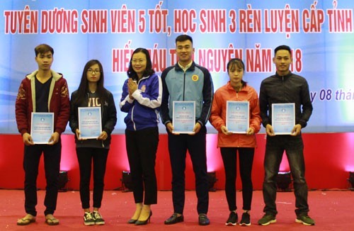  Đồng chí Thái Hải Anh - Phó Bí thư Tỉnh Đoàn, Chủ Tịch Hội Sinh viên tỉnh trao chứng nhận của Hội Sinh viên tỉnh cho các tập thể “Sinh viên 5 tốt” cấp tỉnh năm 2017.