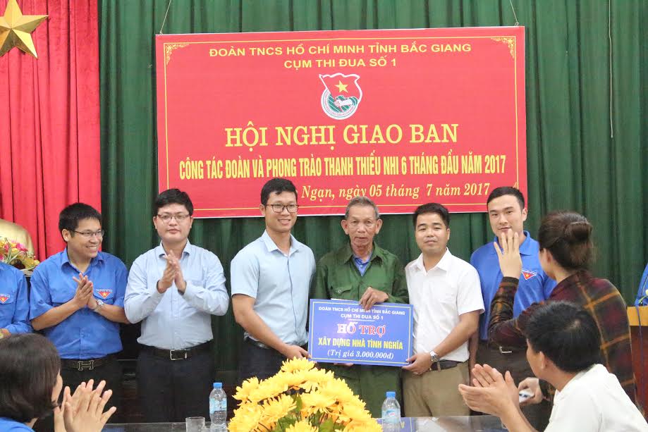 Trao tặng hỗ trợ nhà nhân ái cho cựu TNXP, đồng chí Lê Văn Mùi thôn Hòa Trong, xã Tân Lập, huyện Lục Ngạn  