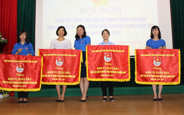 Đ/c Thái Hải Anh – Phó Bí thư Tỉnh Đoàn, Chủ tịch Hội đồng Đội tỉnh trao tặng Cờ thi đua đơn vị xuất sắc cho 4 tập thể có nhiều thành tích trong công tác Đội và phong trào thiếu nhi trường học năm học 2016-2017.