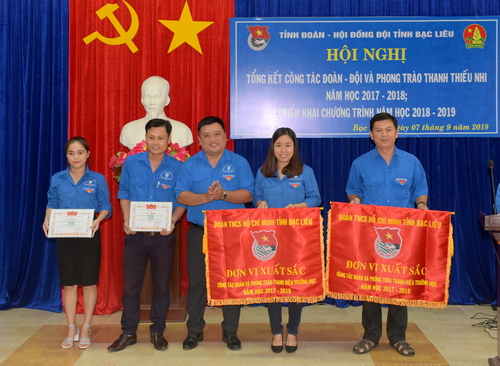 Đồng chí Nguyễn Hoàng Thoại – Phó Bí thư Tỉnh Đoàn, Chủ tịch Hội đồng Đội tỉnh Bạc Liêu trao cờ và giấy khen cho các đơn vị