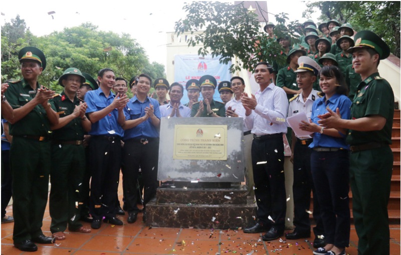 Công trình đường dẫn, khuôn viên, nhà lưu niệm cột cờ chủ quyền Tổ quốc tại đảo Trần được gắn biển công trình thanh niên chào mừng Đại hội đại biểu Đoàn TNCS Hồ Chí Minh tỉnh Quảng Ninh lần thứ XI, nhiệm kỳ 2017-2022.