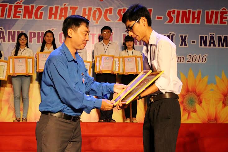 Đồng chí Đào Chí Nghĩa, UVBCH TW Đoàn, Phó Bí thư thường trực Thành Đoàn trao giải thưởng “Sinh viên 5 tốt” cấp Trung ương cho sinh viên Đỗ Phước Quí và trao danh hiệu “Sinh viên 5 tốt” cấp thành phố cho các sinh viên.