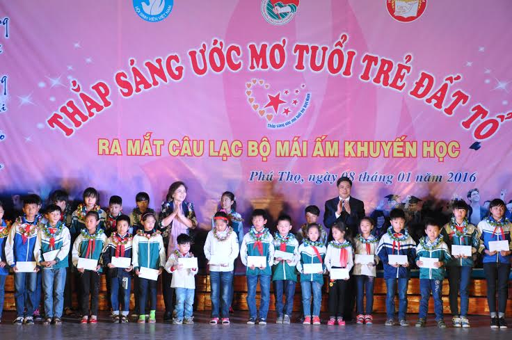  Các đồng chí đại biểu trao thưởng cho các em học sinh nghèo vượt khó học giỏi
