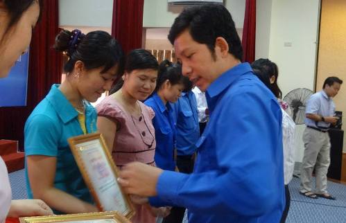 Đ/c Dương Hoàng Vũ - Phó Bí thư Tỉnh đoàn, Chủ tịch Hội Sinh viên tỉnh trao giấy chứng nhận cho các cá nhân đạt giải Nhất