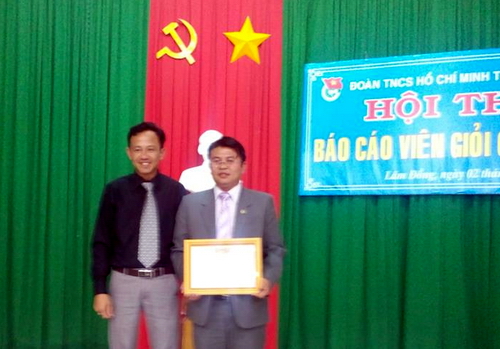 Đ/c Trương Văn Tùng - Phó Bí thư Thường trực Tỉnh đoàn trao giải nhất cho cá nhân xuất sắc