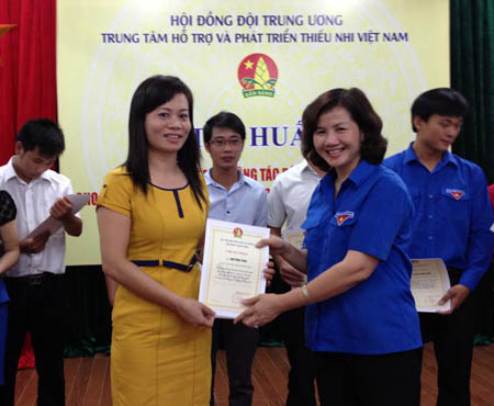 Đồng chí Hoàng Tú Anh, Phó Chủ tịch Thường trực Hội đồng Đội Trung ương trao giấy chứng nhận cho học viên 