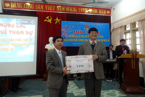Đồng chí Lê Xuân Đại trao quà tết cho thiếu nhi nghèo huyện Tương Dương