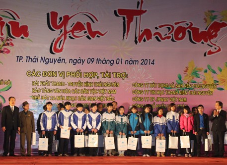 Các đồng chí lãnh đạo Thành phố Thái Nguyên trao học bổng cho các em học sinh nghèo vượt khó