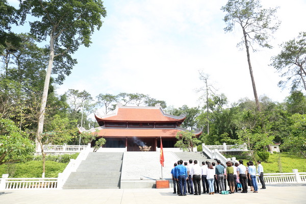Đoàn đại biểu thành kính dâng hương trước anh linh của Chủ tịch Hồ Chí Minh, bày tỏ lòng biết ơn vô hạn, công lao trời biển của Người, vị lãnh tụ vĩ đại của nhân dân Việt Nam.