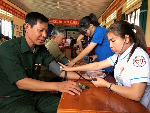 Khám bệnh cho các lãnh thành cách mạng tại tỉnh Lâm Đồng