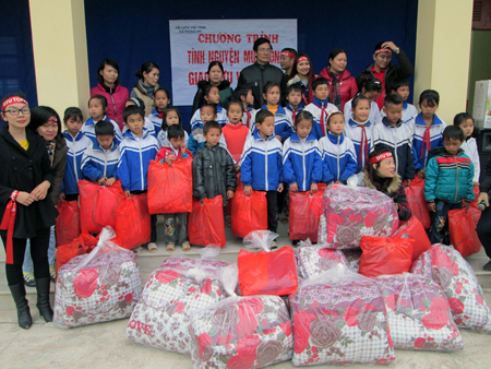 Thăm tặng quà trẻ em nghèo tại xã Phong dụ, Tiên Yên.