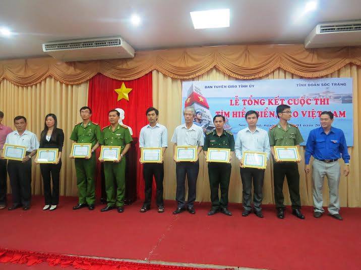 Đồng chí Phan Văn Sáu- PBT thường trực Tỉnh Đoàn trao giấy khen cho các cá nhân đạt giải