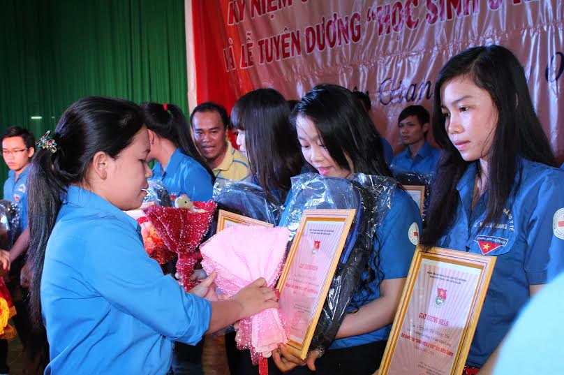  Đồng chí Trương Thanh Thúy – Phó Bí thư Tỉnh đoàn trao hoa và giấy chứng nhận cho sinh viên 5 tốt.