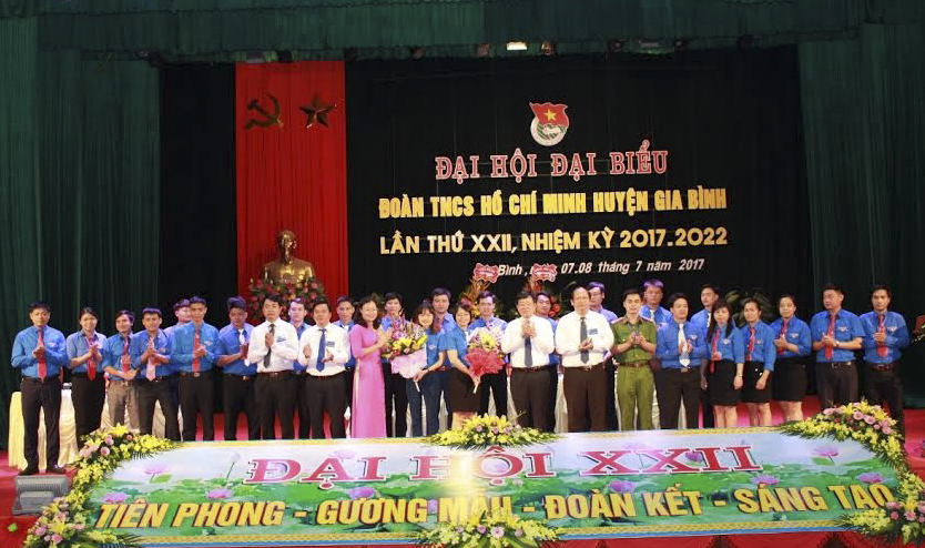  Các đồng chí lãnh đạo Tỉnh Đoàn; Huyện ủy tặng hoa chúc mừng Ban Chấp hành khóa mới.