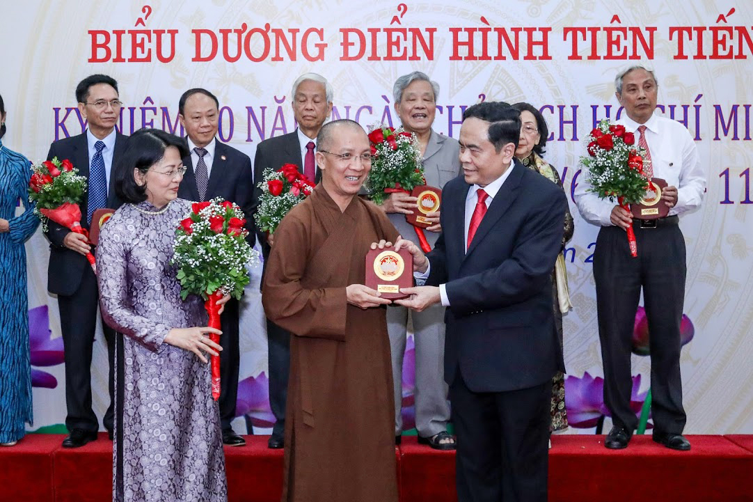 Chủ tịch UBTƯ MTTQ Việt Nam Trần Thanh Mẫn cùng Phó Chủ tịch nước Đặng Thị Ngọc Thịnh trao kỷ niệm chương cho 1 điển hình tiên tiến.
