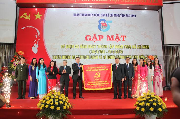 BCH Đảng bộ tỉnh trao tặng bức trướng cho tuổi trẻ tỉnh Bắc Ninh