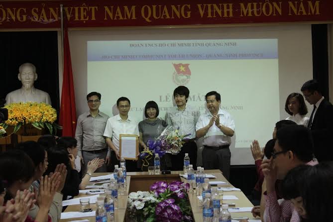 Đ/c Hoàng Bá Nam, Ủy viên BTV Trung ương Đoàn, Bí thư Tỉnh Đoàn trao quết định thành lập CLB dịch thuật trẻ tỉnh Quảng Ninh.