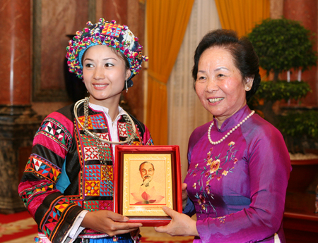 Phó Chủ tịch nước Nguyễn Thị Doan trao quà  tặng thanh niên dân tộc thiểu số tiêu biểu
