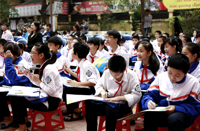 Các em học sinh trường THCS Vân Hồ tham gia vẽ ngay tại sân trường sau buổi lễ phát động