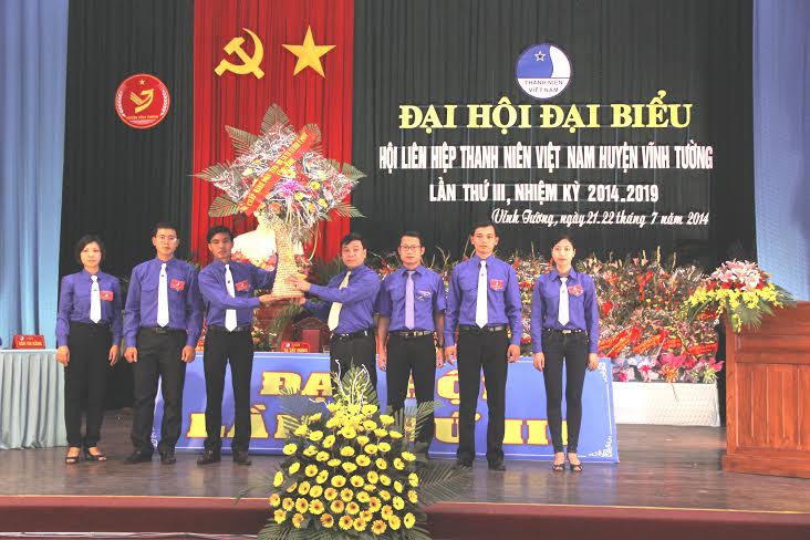 Đ/c: Nguyễn Văn Mạnh- Phó bí thư phụ trách Tỉnh Đoàn tặng hoa chúc mừng Đại Hội Hội LHTN Việt Nam huyện Vĩnh Tường.