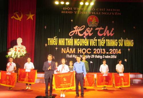Anh Phạm Việt Dũng - Chủ tịch Hội đồng Đội tỉnh trao cờ và phần thưởng cho các đội dự thi
