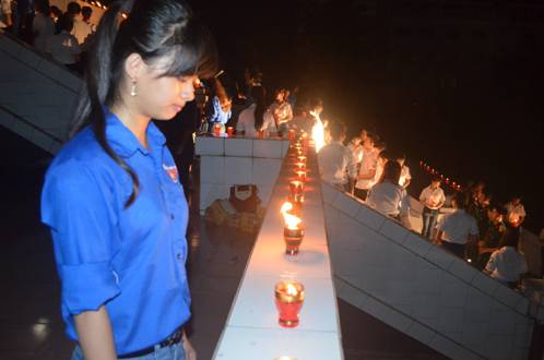 Đoàn viên thanh niên tỉnh Hưng Yên thắp nến trên Đài tưởng niệm các anh hùng liệt sỹ 
