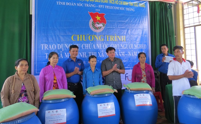 Lãnh đạo Ban Dân vận Tỉnh ủy và Tỉnh Đoàn tặng dụng cụ chưa nước cho người dân